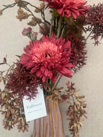 Roze vaas met bruine strepen gevuld met roze, aubergine, bruine en gouden tinten