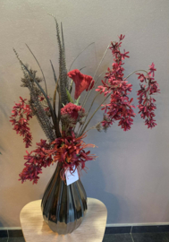 Bronzen vaas met bordeau bloemen en bronzen pluimen