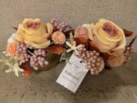 Gouden metalen potje gevuld met zalm, beige, roest en roze tinten