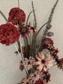 Bordeaux vaas met bruin met scabiosa, chrysant, clematis, eucalyptus en gras