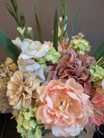 Glazen lila vaas met zalm, groen en witte tinten