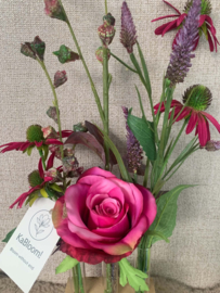 Houten houder met glazen buisjes gevuld met fuschia, bordeaux, paarse tinten