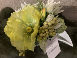 Druppelvormig wit schaaltje met groen/geel/witte tinten