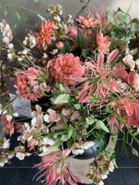 Zwarte metalen vaas met handvat koraal, groen, wit en zalme tinten