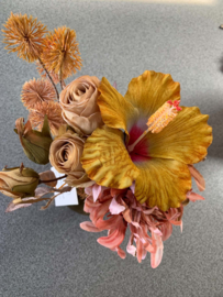 Gouden metalen vaas met beige, zalme, oker tinten