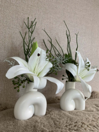 Knoopvaasje met witte lelie, groen en grijze vulling