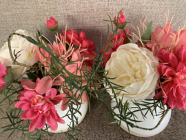 Tulpvaasje met felroze, creme en groene tinten