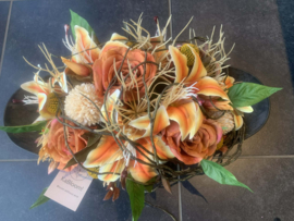 Fleurig oranje, creme, geel tafelstuk