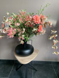 Zwarte metalen vaas met handvat koraal, groen, wit en zalme tinten