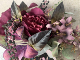 Feestelijk bloemstuk met pioenen, lelie's aubergine met gouden accent