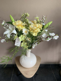 Witte metalen vaas met gouden rand geel/ witte/ groene tinten