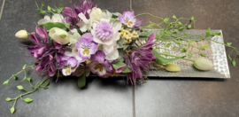 Langwerpige schaal met witte, paarse en groene tinten