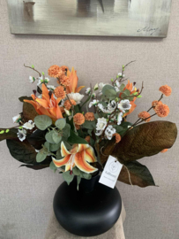 Zwarte vaas met oranje lelie's, witte bloesem, bruin blad, witte poppy's