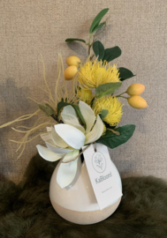 Creme vaasje met ruwe beige onderkant met geel/beige/groene tinten