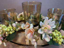 Kandelaar met roze, zalme en groene tinten