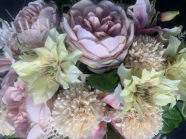 Romantisch tafelstuk roze, groene, beige, creme tinten