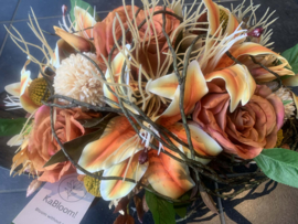 Fleurig oranje, creme, geel tafelstuk