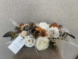 tafelstuk met roestbruine trosroosjes, creme pioen, scabiosa, bronzen denappels