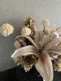 Bruine vaas met beige lelie's, clematis en gouden accent