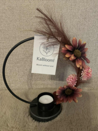 Kandelaar met bordeaux pluim, roze/aubergine chrysanten en roze pompons