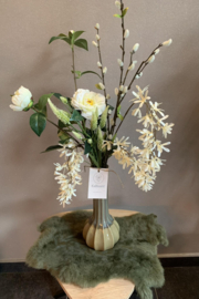 Groene geribbelde vaas met creme en groene tinten