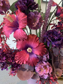 Paarse vaas gevuld met roze/paarse tinten