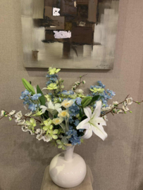 Witte vaas met gouden rand, witte lelie's, lichtblauwe, witte en groene bloesem, witte en blauwe poppy's        loesem