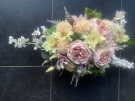 Romantisch tafelstuk roze, groene, beige, creme tinten