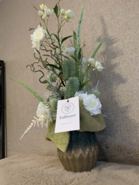 Groene/gouden vaas met witte en groene tinten