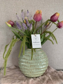 Ovaalgroene vaas met realtouch tulpen, muscari, asparagus