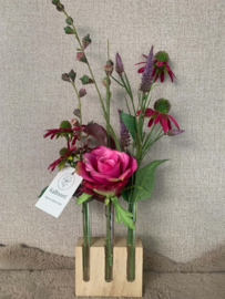 Houten houder met glazen buisjes gevuld met fuschia, bordeaux, paarse tinten