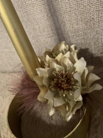 Gouden kandelaar met bordeaux pluim en beige helleboris.