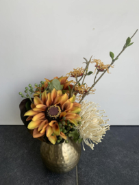 Gouden vaas met zonnebloem en protea