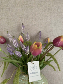 Ovaalgroene vaas met realtouch tulpen, muscari, asparagus