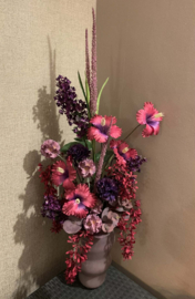 Paarse vaas gevuld met roze/paarse tinten