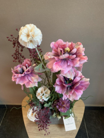 Zware stenen cachepot met lila open tulpen en beige scabiosa