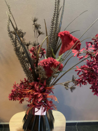 Bronzen vaas met bordeau bloemen en bronzen pluimen