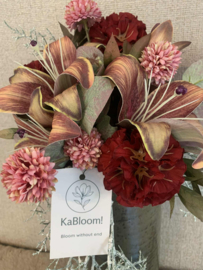 Bloemstuk met lelie rode, roze, grijze, groene tinten