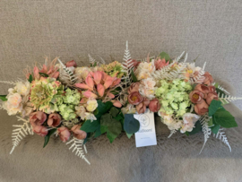 Tafelstuk met frisgroene en roze tinten in metalen cachepot