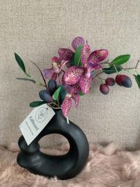 Ronde zwarte vaas met opening met orchidee en olijftak