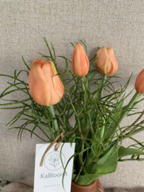 Roestbruine geribbelde vaas met realtouch zalme tulpen en fijn groen