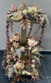 Etagere met 3 kransen oudroze, beige, gouden tinten