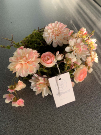 Moskrans met zalme dahlia en roze ranonkels