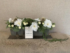 Betonnen driehoekige vaas op metalen frame witte, beige tinten