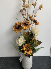 Fleurig bloemstuk met zonnebloemen
