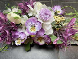 Langwerpige schaal met witte, paarse en groene tinten