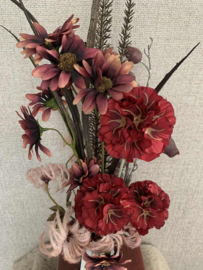 Rode/bruine vaas met bordeau/roze tinten, scabiosa, chrysant, clematis, eucalyptus
