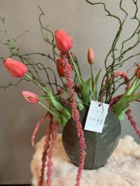 Metalen vaas met felroze tulpen