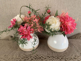 Tulpvaasje met felroze, creme en groene tinten