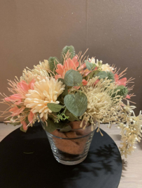 Boeket met creme, roze en groene tinten